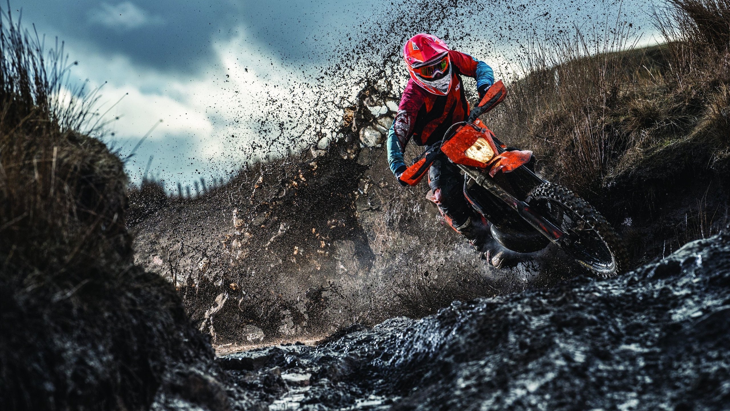 “高新体育中心：健力赛选手刷新纪录，力量与技巧的完美结合”